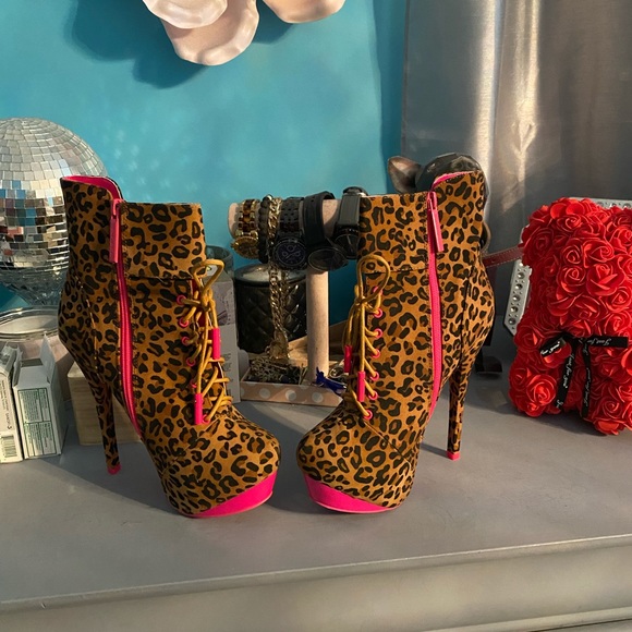 Shoes - Leopard 🐆 print boots